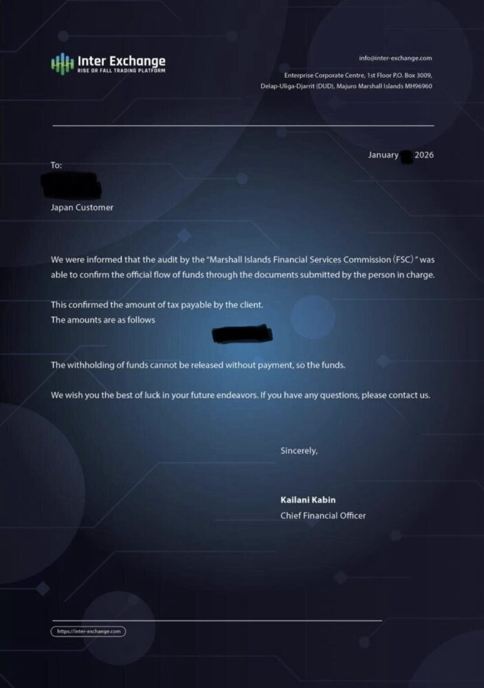 架空の手続き費用請求の手口
相談者の多くが、出会った相手から以下のような言葉をかけられています。
・「昔から投資を勉強してきた」
・「親族が投資関係の仕事をしていて、特別な情報を教えられる」
・「仮想通貨は今が稼ぎ時だ」
こうした言葉で信頼させたうえで偽サイトへ誘導し
仮想通貨の送金を求めてきます。
出金しようとすると
サイト側から架空の手続き費用を請求するメッセージが届くケースが確認されています。
請求金額は相談者によって異なっており
状況に応じて金額を操作していると考えられます。
サイト側から送られてきた費用請求画像です。
税金の未払いがあるとして金銭の支払いを求める内容です。
黒塗りになっている所は相談者により金額が変わっていました。