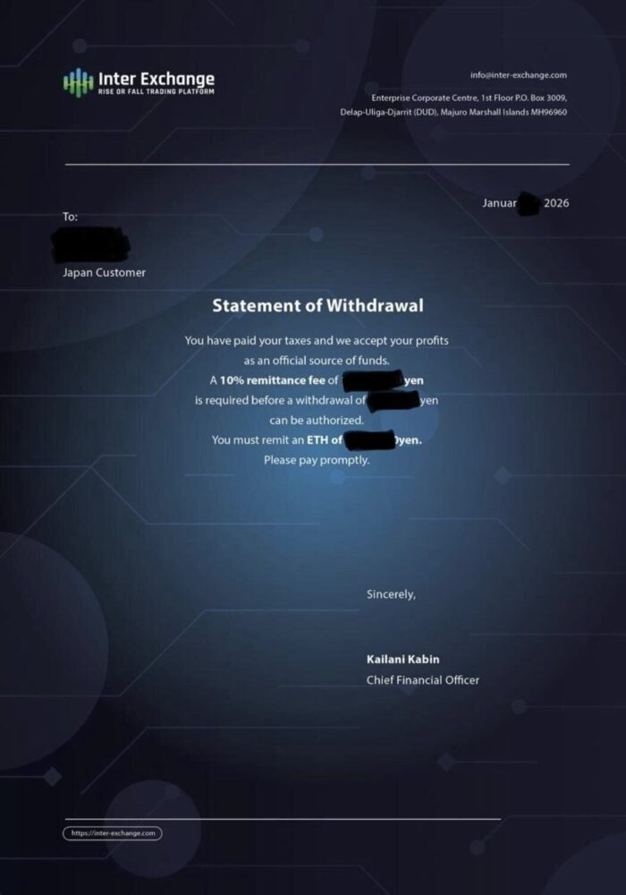 マネーロンダリング・保証金名目の追加請求
架空の手続き費用を支払っても
さらに以下のような名目で追加の送金を求められるケースが確認されています。
・「出金には所得税の支払いが先に必要」
・「マネーロンダリングの疑いがあるため保証金が必要」
・「手数料を先払いしないと引き出せない」
「マネーロンダリングの疑い」という言葉で焦らせ
追加送金を引き出す手口は特に悪質です。
このような連絡が届いた場合は、すぐに送金を止めてご相談ください。
一度送金してしまうと被害金額が際限なく膨れ上がっていきます。
サイト側から送られてきた費用請求画像です。
出金のために「手数料」や「税金」の支払いを求める内容です。
黒塗りになっている所は相談者により
金額が変わっていました。